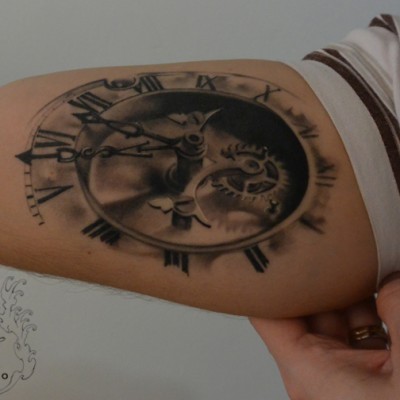 Tatuaj realistic ceas, Tatuaje bucuresti, tatuaje, tatuaj mana, tattoo